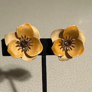 Vintage Caro enameled metal flower clip on earrings silver tone peach (813)